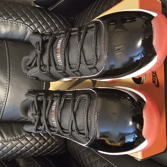 Jordan Athletic Shoes Black and Red - Picture 2 of 5